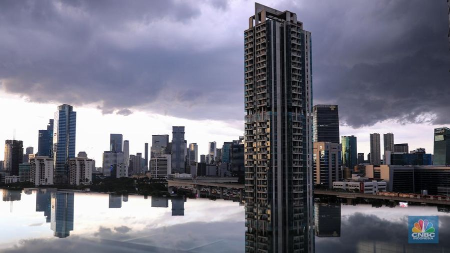 Suasana langit tertutup awan gelap di Jakarta, Jumat (2/2/2024). Cuaca ekstrem akan terjadi beberapa hari terakhir di Jabodetabek diperkirakan terus terjadi hingga 10 Februari 2024 dengan intensitas hujan yang semakin meningkat. (CNBC Indonesia/Faisal Rahman)