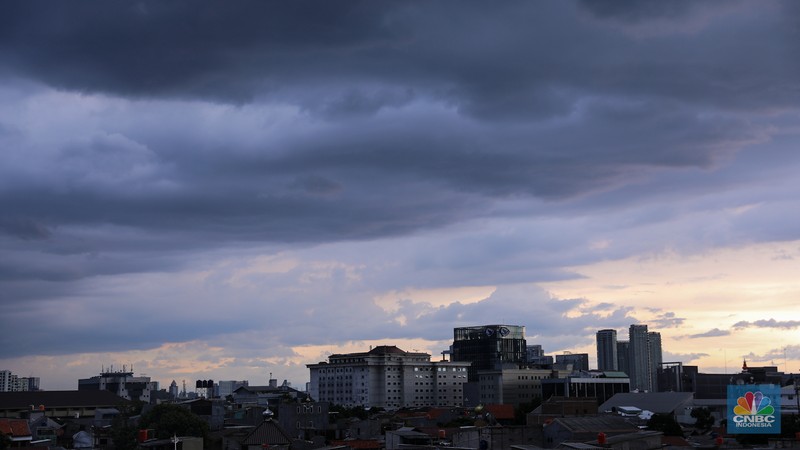 Suasana langit tertutup awan gelap di Jakarta, Jumat (2/2/2024). Cuaca ekstrem akan terjadi beberapa hari terakhir di Jabodetabek diperkirakan terus terjadi hingga 10 Februari 2024 dengan intensitas hujan yang semakin meningkat. (CNBC Indonesia/Faisal Rahman)
