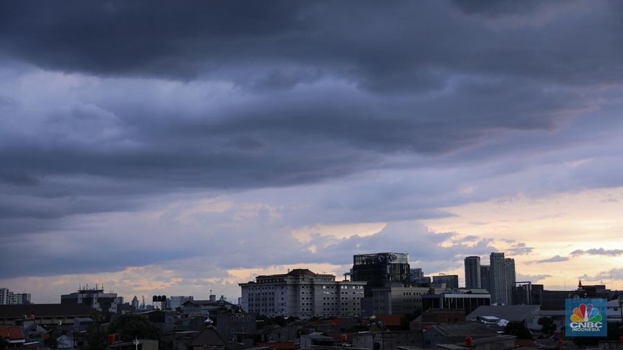 Suasana langit tertutup awan gelap di Jakarta, Jumat (2/2/2024). Cuaca ekstrem akan terjadi beberapa hari terakhir di Jabodetabek diperkirakan terus terjadi hingga 10 Februari 2024 dengan intensitas hujan yang semakin meningkat. (CNBC Indonesia/Faisal Rahman)