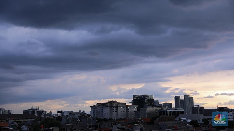 Suasana langit tertutup awan gelap di Jakarta, Jumat (2/2/2024). Cuaca ekstrem akan terjadi beberapa hari terakhir di Jabodetabek diperkirakan terus terjadi hingga 10 Februari 2024 dengan intensitas hujan yang semakin meningkat. (CNBC Indonesia/Faisal Rahman)