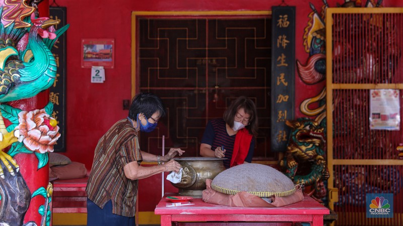 Warga keturunan Tionghoa membersihkan rupang atau patung di Wihara Amurva Bhumi, Jakarta, Jumat (2/2/2024). (CNBC Indonesia/Faisal Rahman) Warga keturunan Tionghoa membersihkan rupang atau patung di Wihara Amurva Bhumi, Jakarta, Jumat (2/2/2024). (CNBC Indonesia/Faisal Rahman)