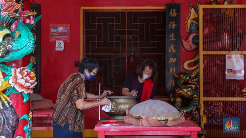 Warga keturunan Tionghoa membersihkan rupang atau patung di Wihara Amurva Bhumi, Jakarta, Jumat (2/2/2024). (CNBC Indonesia/Faisal Rahman)