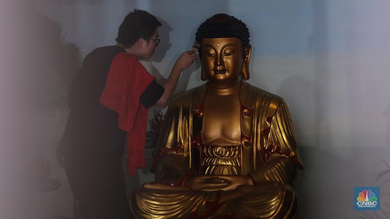 Warga keturunan Tionghoa membersihkan rupang atau patung di Wihara Amurva Bhumi, Jakarta, Jumat (2/2/2024). (CNBC Indonesia/Faisal Rahman)