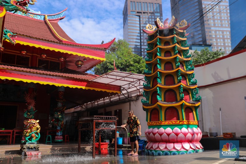 Warga keturunan Tionghoa membersihkan rupang atau patung di Wihara Amurva Bhumi, Jakarta, Jumat (2/2/2024). (CNBC Indonesia/Faisal Rahman)