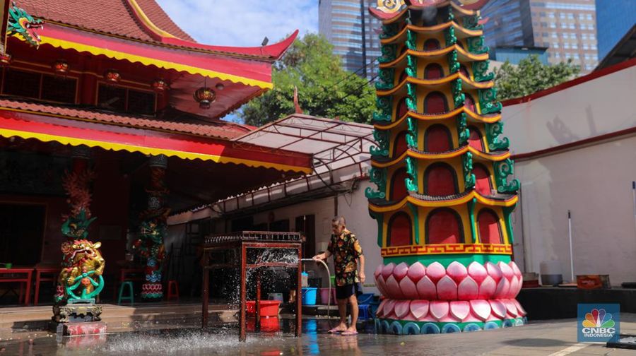 Warga keturunan Tionghoa membersihkan rupang atau patung di Wihara Amurva Bhumi, Jakarta, Jumat (2/2/2024). (CNBC Indonesia/Faisal Rahman)