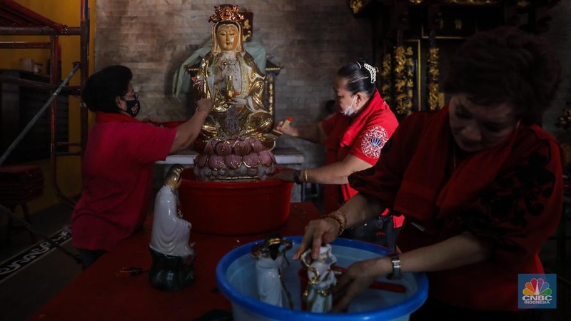 Warga keturunan Tionghoa membersihkan rupang atau patung di Wihara Amurva Bhumi, Jakarta, Jumat (2/2/2024). (CNBC Indonesia/Faisal Rahman)
