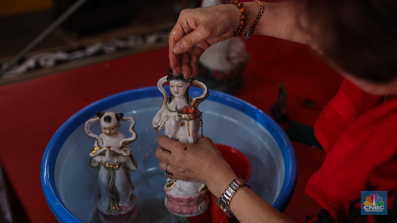 Warga keturunan Tionghoa membersihkan rupang atau patung di Wihara Amurva Bhumi, Jakarta, Jumat (2/2/2024). (CNBC Indonesia/Faisal Rahman) Warga keturunan Tionghoa membersihkan rupang atau patung di Wihara Amurva Bhumi, Jakarta, Jumat (2/2/2024). (CNBC Indonesia/Faisal Rahman)