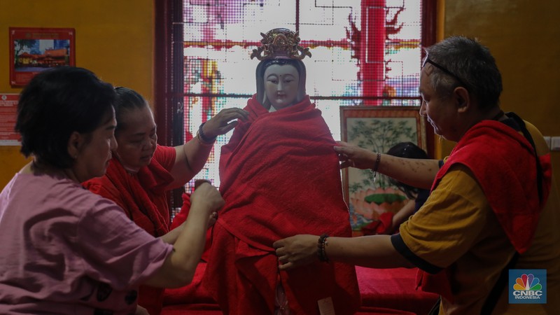 Warga keturunan Tionghoa membersihkan rupang atau patung di Wihara Amurva Bhumi, Jakarta, Jumat (2/2/2024). (CNBC Indonesia/Faisal Rahman)