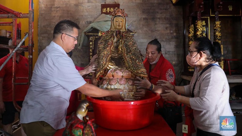 Warga keturunan Tionghoa membersihkan rupang atau patung di Wihara Amurva Bhumi, Jakarta, Jumat (2/2/2024). (CNBC Indonesia/Faisal Rahman)