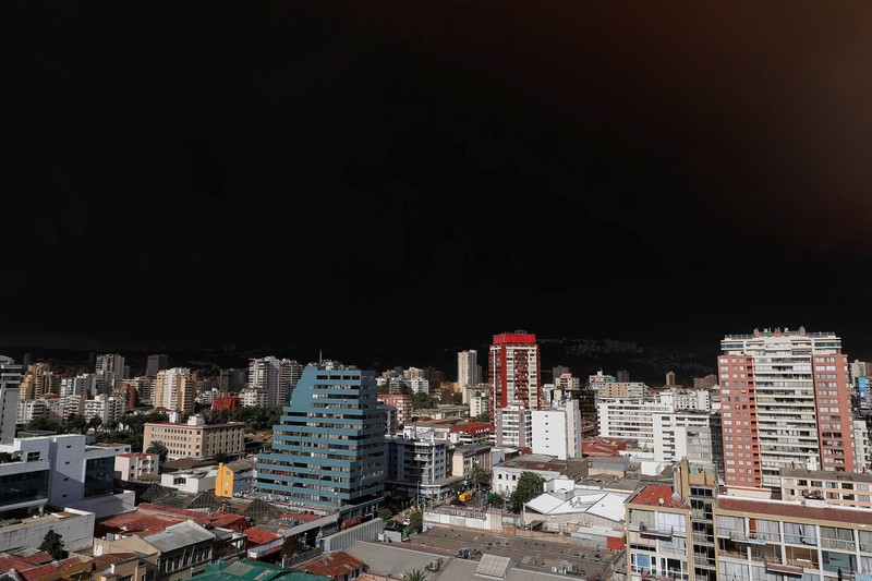 Asap hitam imbas kebakaran hutan menyelimuti langit di Vina Del Mar, Chili, Jumat (2/2/2024) waktu setempat. (REUTERS/RODRIGO GARRIDO)