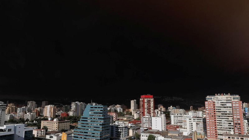 Asap hitam imbas kebakaran hutan menyelimuti langit di Vina Del Mar, Chili, Jumat (2/2/2024) waktu setempat. (REUTERS/RODRIGO GARRIDO)