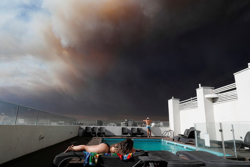 Asap hitam imbas kebakaran hutan menyelimuti langit di Vina Del Mar, Chili, Jumat (2/2/2024) waktu setempat. (REUTERS/RODRIGO GARRIDO)