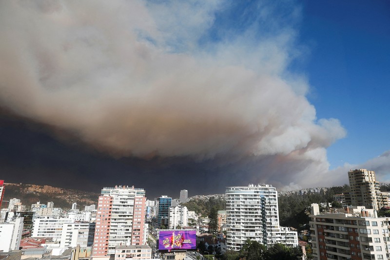 Asap hitam imbas kebakaran hutan menyelimuti langit di Vina Del Mar, Chili, Jumat (2/2/2024) waktu setempat. (REUTERS/RODRIGO GARRIDO)