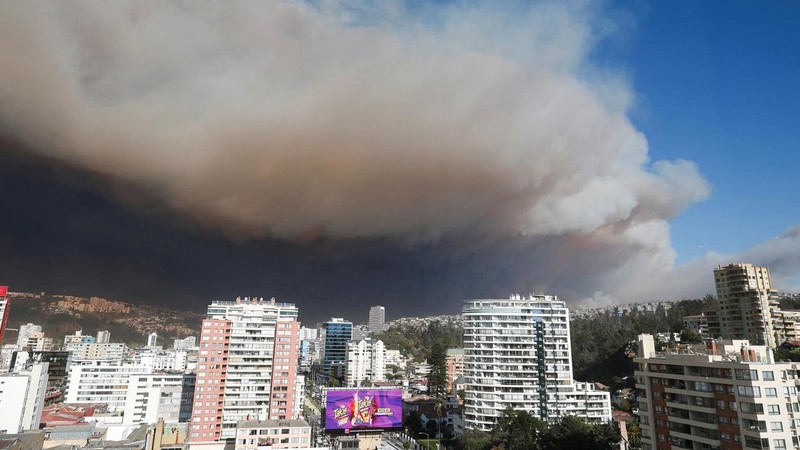 Asap hitam imbas kebakaran hutan menyelimuti langit di Vina Del Mar, Chili, Jumat (2/2/2024) waktu setempat. (REUTERS/RODRIGO GARRIDO)
