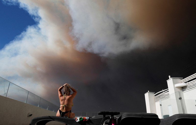 Asap hitam imbas kebakaran hutan menyelimuti langit di Vina Del Mar, Chili, Jumat (2/2/2024) waktu setempat. (REUTERS/RODRIGO GARRIDO)
