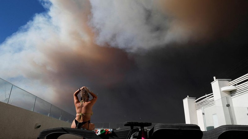Asap hitam imbas kebakaran hutan menyelimuti langit di Vina Del Mar, Chili, Jumat (2/2/2024) waktu setempat. (REUTERS/RODRIGO GARRIDO)