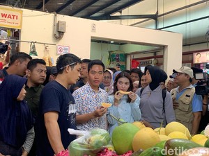 Gibran Blusukan ke Pasar Modern BSD Tangsel, Beli Buah hingga Sayur