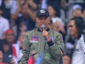 Ganjar Nyanyi Ku Tak Bisa Bareng Slank di Panggung Konser Akbar
