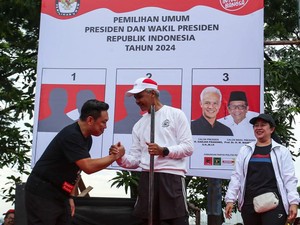 Ganjar Blusukan di Pluit Bareng Puan-Charles, Tanya Pendukung soal Bansos