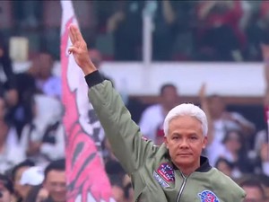Momen Ganjar Beri Salam 3 Jari ke Udara di Penutupan Konser Akbar