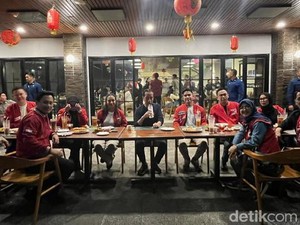 Jokowi Malam Mingguan Bersama Kaesang hingga Giring di Braga Bandung