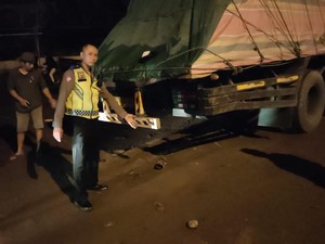 Pemotor Bonceng Tiga Tabrak Truk di Jalan Srandakan Bantul