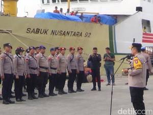 Polisi Pengawal TPS di Kepulauan Sumenep Diberangkatkan Lebih Awal