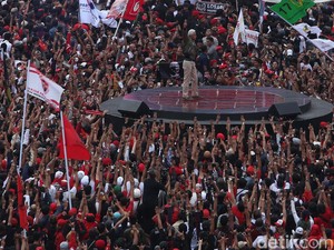 Ganjar di Konser Akbar: Naik Motor hingga Nyanyi Bareng Slank