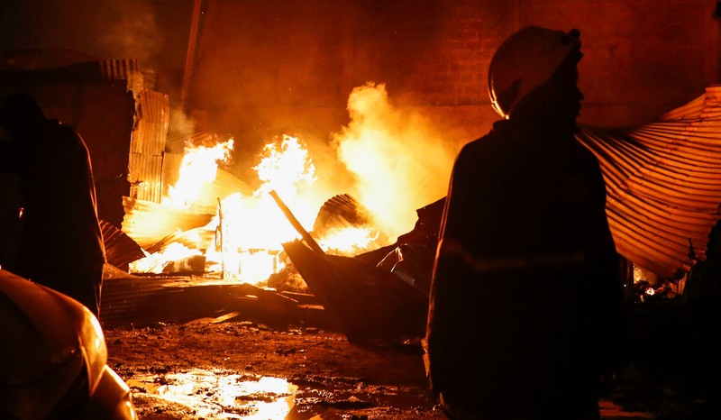 Sebuah ledakan gas memicu kebakaran hebat di ibu kota Nairobi, Kenya, pada Kamis (1/2) malam waktu setempat. Sedikitnya 300 orang mengalami luka-luka akibat insiden mengerikan tersebut. ( (Philip Awinyo Jeremiah via AP)