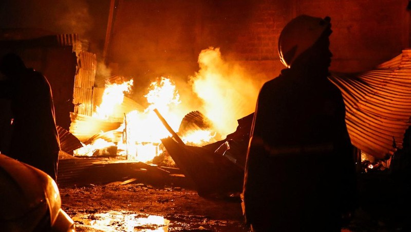 Sebuah ledakan gas memicu kebakaran hebat di ibu kota Nairobi, Kenya, pada Kamis (1/2) malam waktu setempat. Sedikitnya 300 orang mengalami luka-luka akibat insiden mengerikan tersebut. ( (Philip Awinyo Jeremiah via AP)
