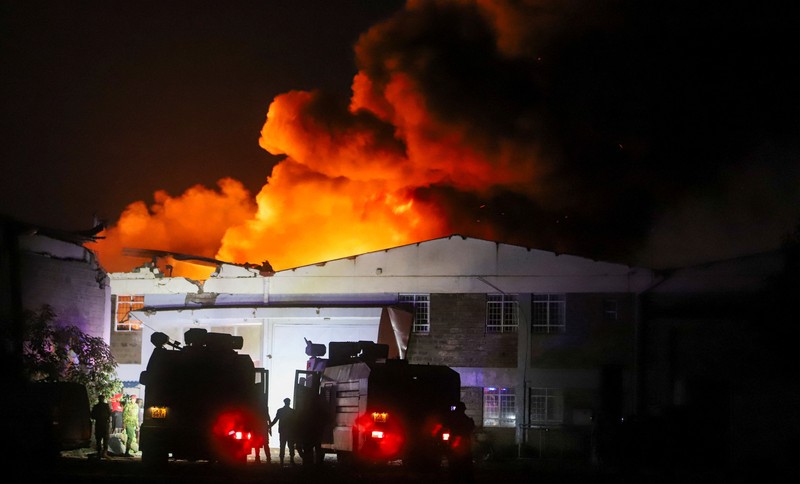 Sebuah ledakan gas memicu kebakaran hebat di ibu kota Nairobi, Kenya, pada Kamis (1/2) malam waktu setempat. Sedikitnya 300 orang mengalami luka-luka akibat insiden mengerikan tersebut. ( (Philip Awinyo Jeremiah via AP)
