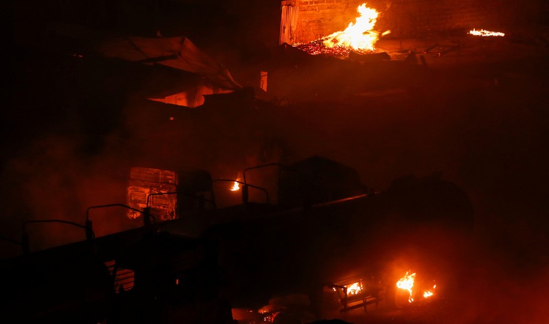 Sebuah ledakan gas memicu kebakaran hebat di ibu kota Nairobi, Kenya, pada Kamis (1/2) malam waktu setempat. Sedikitnya 300 orang mengalami luka-luka akibat insiden mengerikan tersebut. ( (Philip Awinyo Jeremiah via AP) Sebuah ledakan gas memicu kebakaran hebat di ibu kota Nairobi, Kenya, pada Kamis (1/2) malam waktu setempat. Sedikitnya 300 orang mengalami luka-luka akibat insiden mengerikan tersebut. ( (Philip Awinyo Jeremiah via AP)
