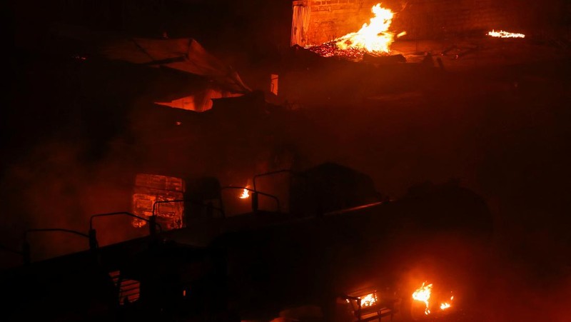 Sebuah ledakan gas memicu kebakaran hebat di ibu kota Nairobi, Kenya, pada Kamis (1/2) malam waktu setempat. Sedikitnya 300 orang mengalami luka-luka akibat insiden mengerikan tersebut. ( (Philip Awinyo Jeremiah via AP)