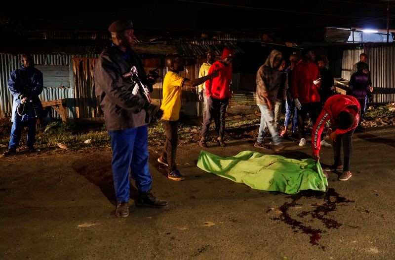 Sebuah ledakan gas memicu kebakaran hebat di ibu kota Nairobi, Kenya, pada Kamis (1/2) malam waktu setempat. Sedikitnya 300 orang mengalami luka-luka akibat insiden mengerikan tersebut. ( (Philip Awinyo Jeremiah via AP)