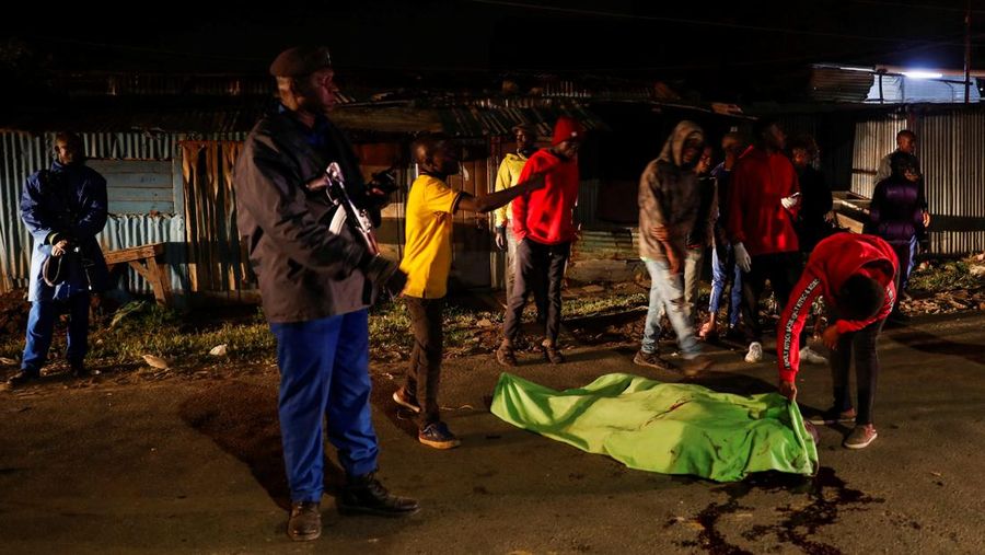 Sebuah ledakan gas memicu kebakaran hebat di ibu kota Nairobi, Kenya, pada Kamis (1/2) malam waktu setempat. Sedikitnya 300 orang mengalami luka-luka akibat insiden mengerikan tersebut. ( (Philip Awinyo Jeremiah via AP)