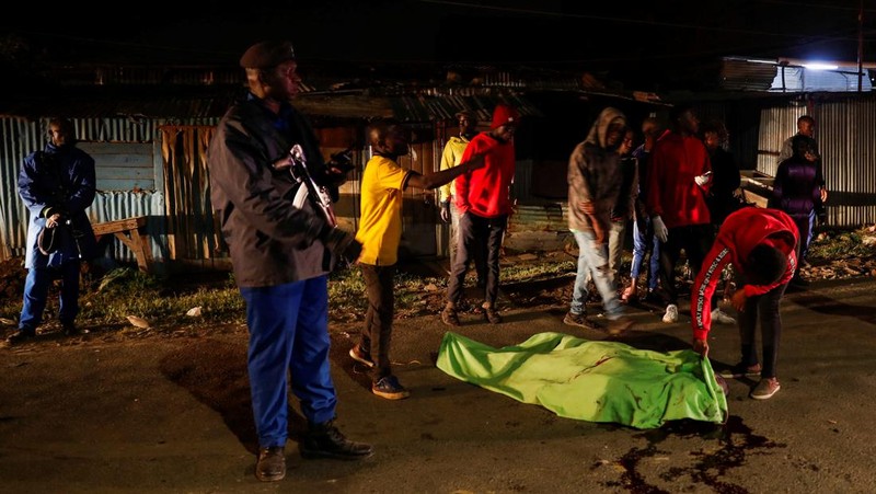 Sebuah ledakan gas memicu kebakaran hebat di ibu kota Nairobi, Kenya, pada Kamis (1/2) malam waktu setempat. Sedikitnya 300 orang mengalami luka-luka akibat insiden mengerikan tersebut. ( (Philip Awinyo Jeremiah via AP)