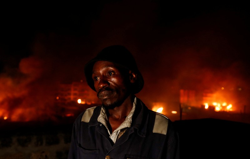 Sebuah ledakan gas memicu kebakaran hebat di ibu kota Nairobi, Kenya, pada Kamis (1/2) malam waktu setempat. Sedikitnya 300 orang mengalami luka-luka akibat insiden mengerikan tersebut. ( (Philip Awinyo Jeremiah via AP)