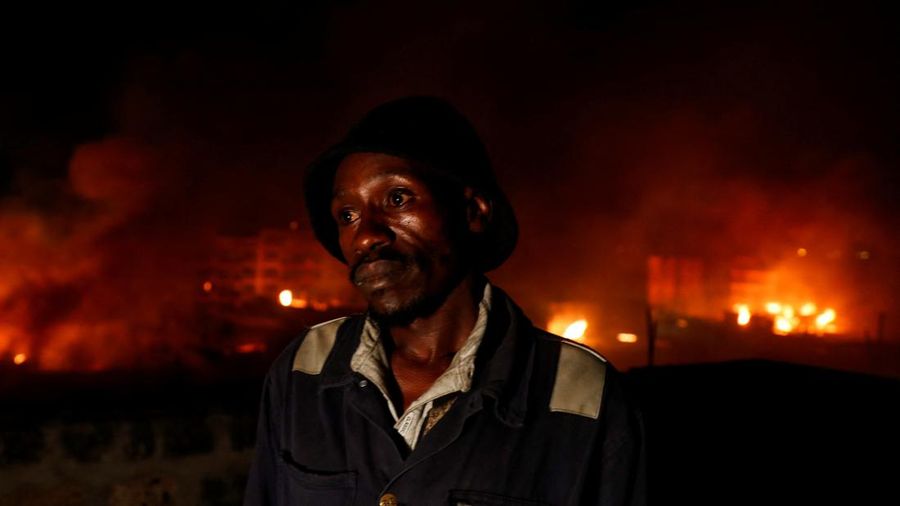 Sebuah ledakan gas memicu kebakaran hebat di ibu kota Nairobi, Kenya, pada Kamis (1/2) malam waktu setempat. Sedikitnya 300 orang mengalami luka-luka akibat insiden mengerikan tersebut. ( (Philip Awinyo Jeremiah via AP)