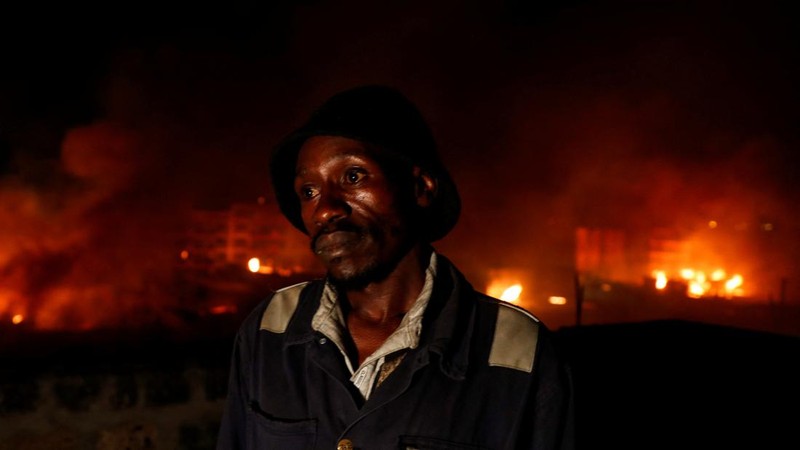 Sebuah ledakan gas memicu kebakaran hebat di ibu kota Nairobi, Kenya, pada Kamis (1/2) malam waktu setempat. Sedikitnya 300 orang mengalami luka-luka akibat insiden mengerikan tersebut. ( (Philip Awinyo Jeremiah via AP)