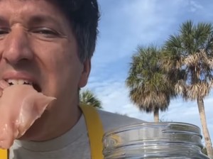 Selebgram Ini Dikecam Dokter Usai Unggah Video Makan Ayam Mentah