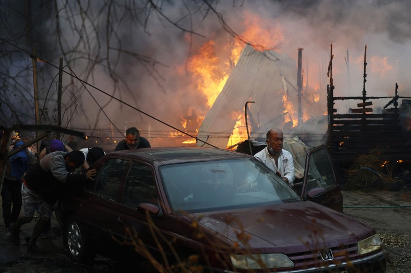 Asap hitam imbas kebakaran hutan menyelimuti langit di Vina Del Mar, Chili, Jumat (2/2/2024) waktu setempat. (REUTERS/RODRIGO GARRIDO) Asap hitam imbas kebakaran hutan menyelimuti langit di Vina Del Mar, Chili, Jumat (2/2/2024) waktu setempat. (REUTERS/RODRIGO GARRIDO)