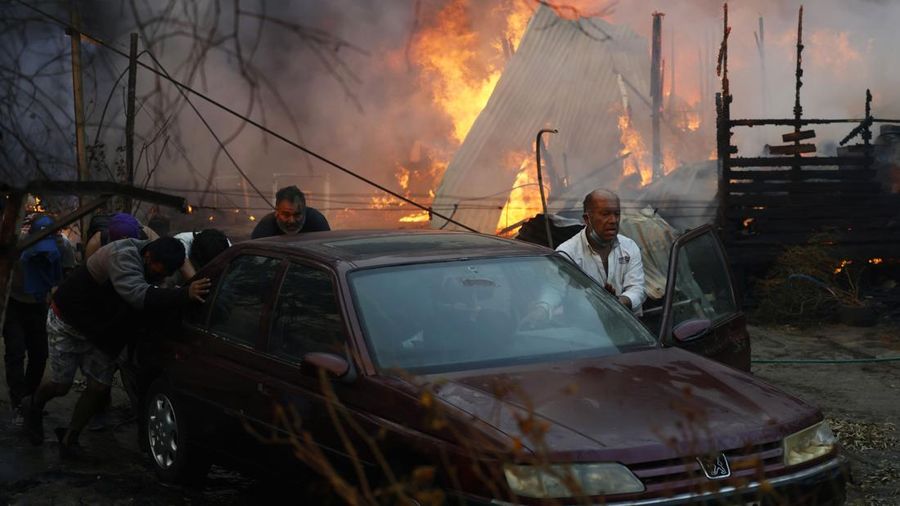 Asap hitam imbas kebakaran hutan menyelimuti langit di Vina Del Mar, Chili, Jumat (2/2/2024) waktu setempat. (REUTERS/RODRIGO GARRIDO)
