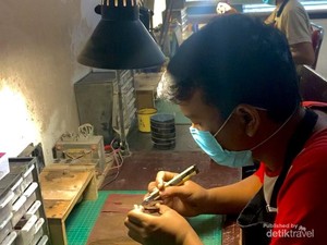 Dari Limbah Kayu Disulap Menjadi Penunjuk Waktu