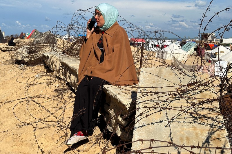 Warga Gaza mencari sinyal seluler hingga perbatasan Mesir. (REUTERS/Mohammed Salem)