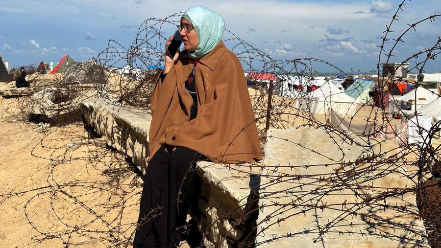 Warga Gaza mencari sinyal seluler hingga perbatasan Mesir. (REUTERS/Mohammed Salem)