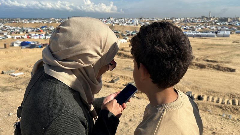 Warga Gaza mencari sinyal seluler hingga perbatasan Mesir. (REUTERS/Mohammed Salem)