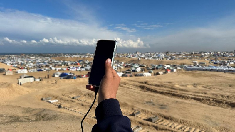 Warga Gaza mencari sinyal seluler hingga perbatasan Mesir. (REUTERS/Mohammed Salem)