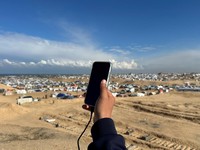 Derita Warga Gaza, Cari Sinyal Sampai Perbatasan Mesir