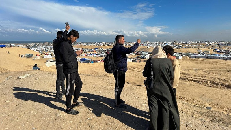 Warga Gaza mencari sinyal seluler hingga perbatasan Mesir. (REUTERS/Mohammed Salem)