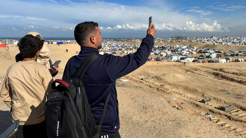 Warga Gaza mencari sinyal seluler hingga perbatasan Mesir. (REUTERS/Mohammed Salem)